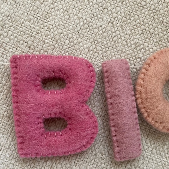 Set of 2 Valentine’s Day felt garlands - Picture 4 of 8